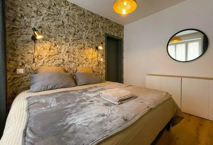 L Imprévue, 12 Personnes Dans La Vieille Ville !