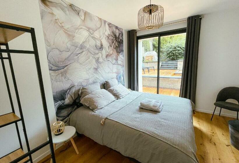 L Imprévue, 12 Personnes Dans La Vieille Ville !