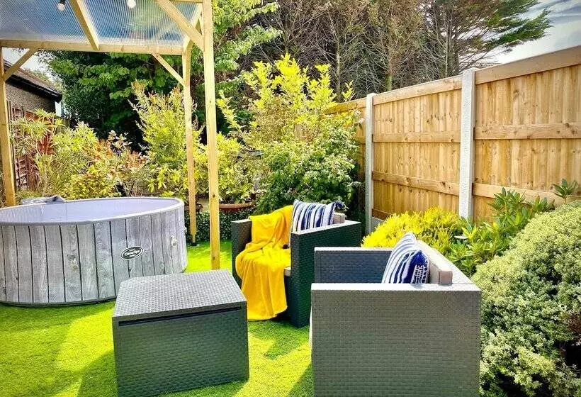 Remarkable 3 Bed Hot Tub House In Blackpool