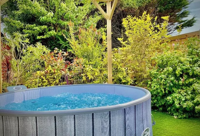 Remarkable 3 Bed Hot Tub House In Blackpool