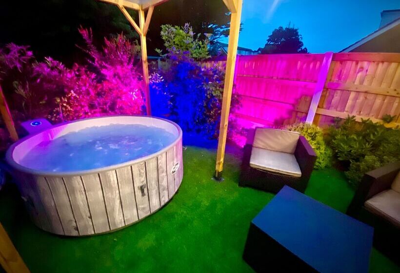 Remarkable 3 Bed Hot Tub House In Blackpool