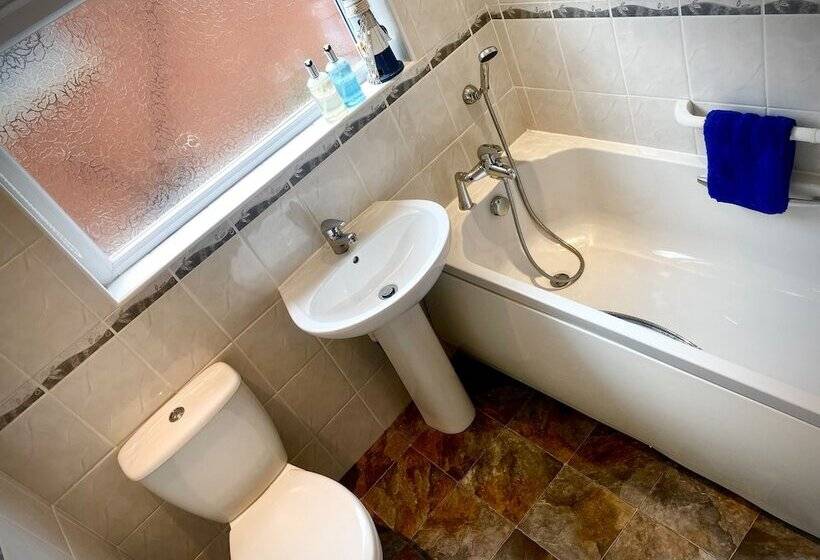 Remarkable 3 Bed Hot Tub House In Blackpool