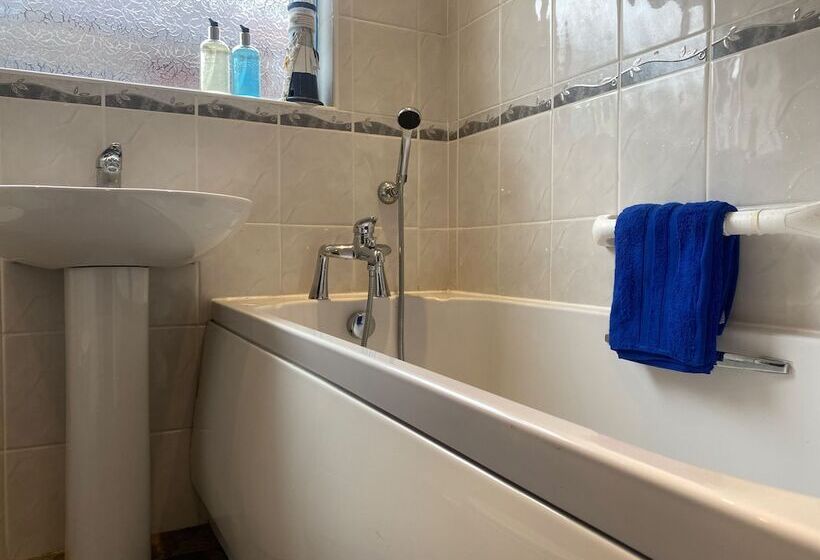 Remarkable 3 Bed Hot Tub House In Blackpool