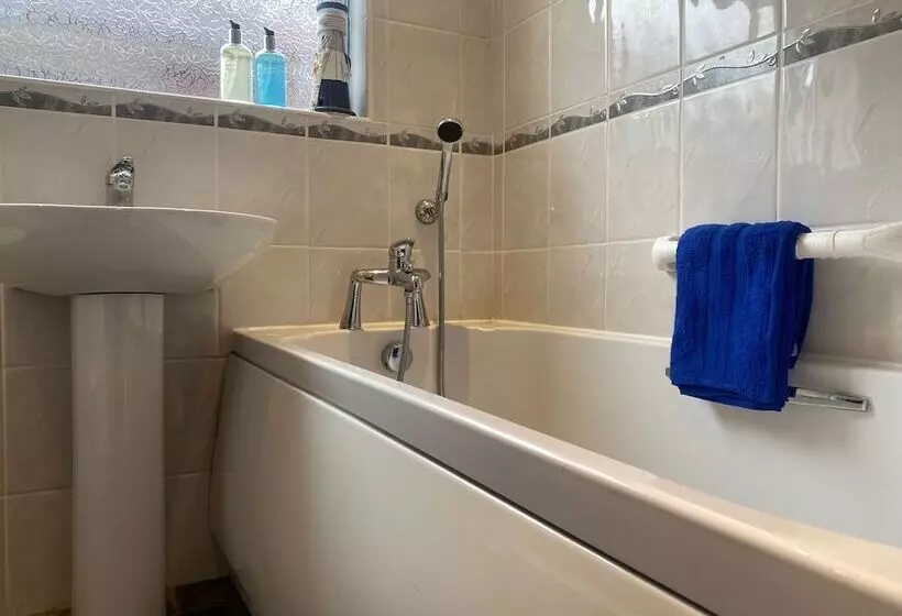 Remarkable 3 Bed Hot Tub House In Blackpool