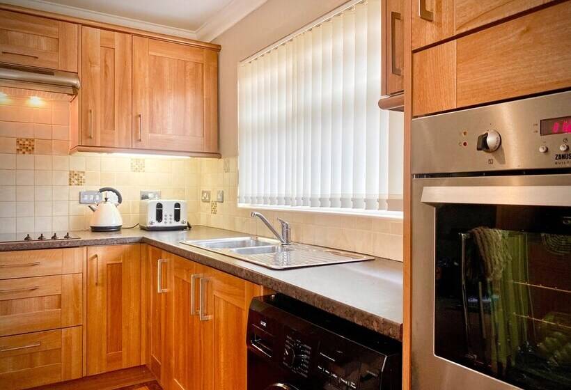 Remarkable 3 Bed Hot Tub House In Blackpool