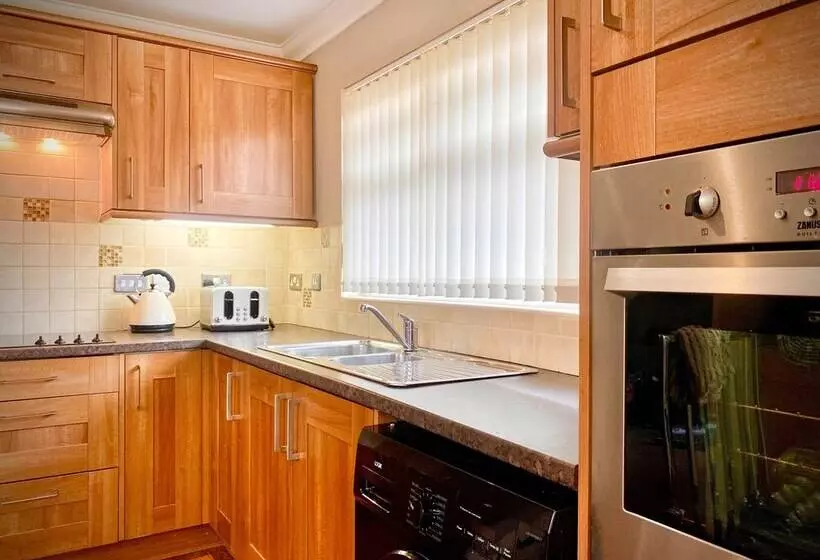 Remarkable 3 Bed Hot Tub House In Blackpool