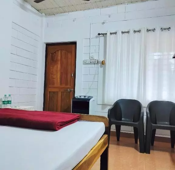 ホテル Trishula Guest House