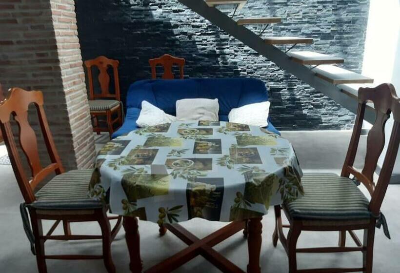 Casa Llena De Vida Con Patio Y Terraza