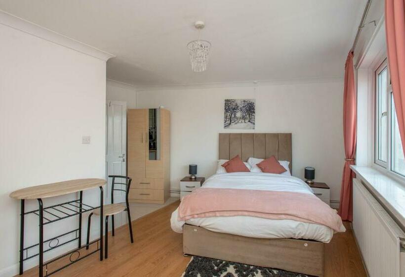 Motel Modern Apartments In Bromley, Greater London Near Tesco And Sundridge Park Station