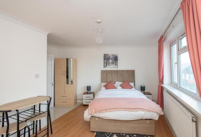 Motel Modern Apartments In Bromley, Greater London Near Tesco And Sundridge Park Station