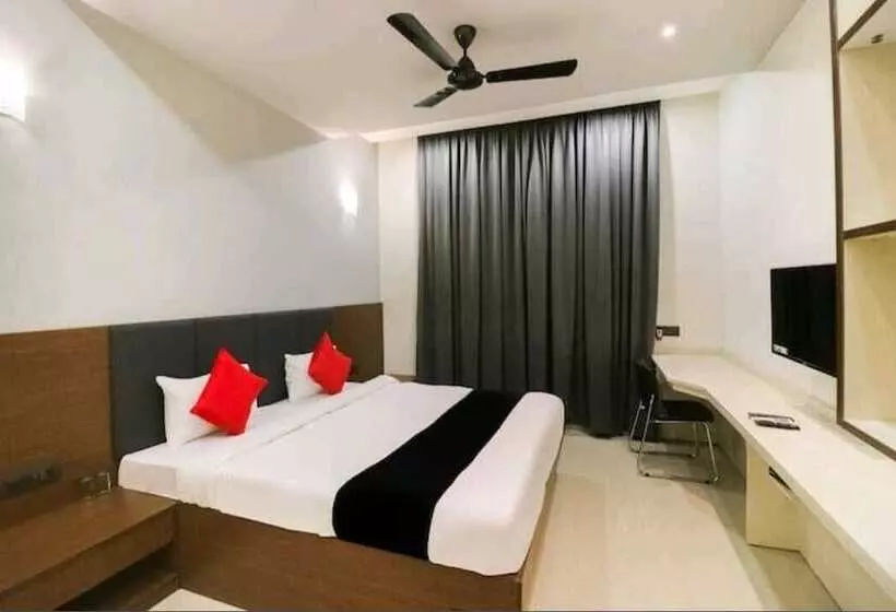 Hotelli Nikhil Regency