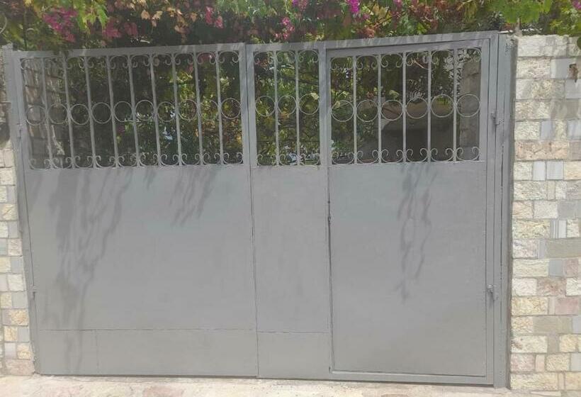 پانسیون Mona S Guesthouse