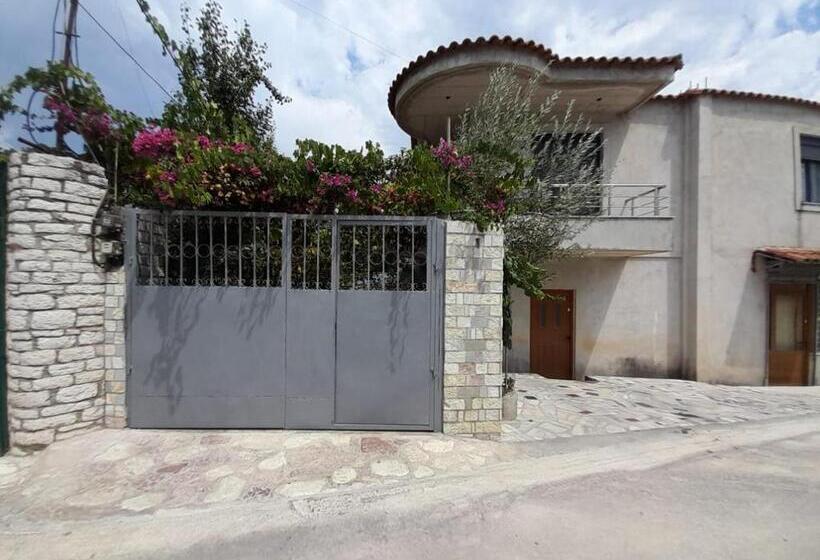 پانسیون Mona S Guesthouse