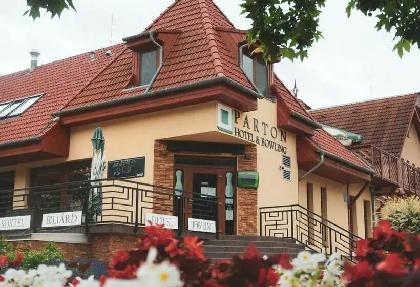 Parton Hotel & Bowling