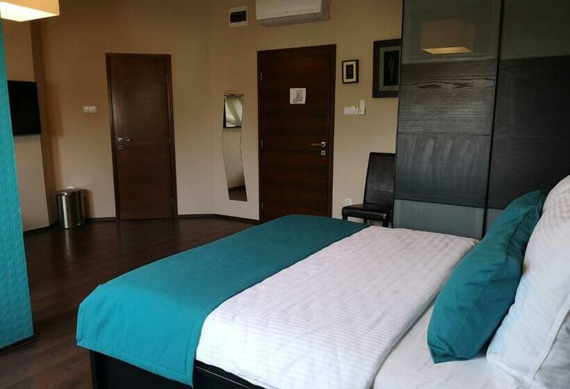 Parton Hotel & Bowling