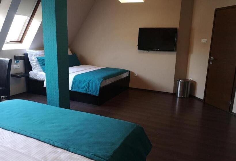 Parton Hotel & Bowling