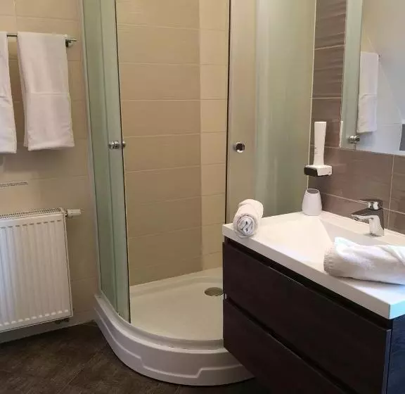 Parton Hotel & Bowling