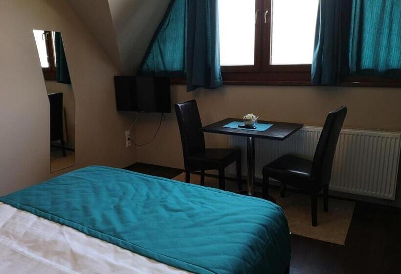 Parton Hotel & Bowling