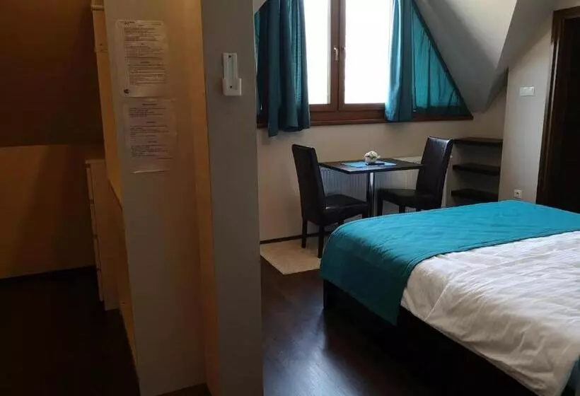 Parton Hotel & Bowling