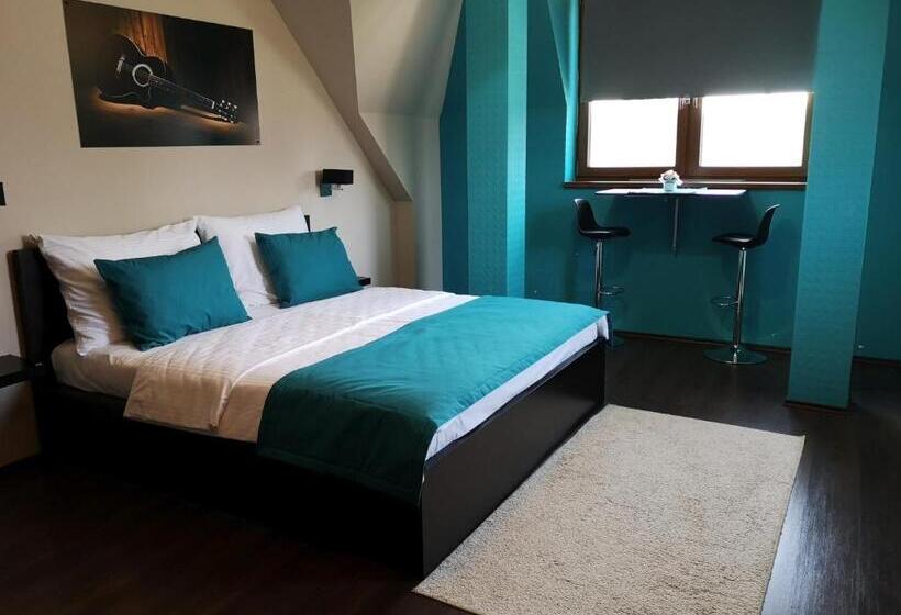 Parton Hotel & Bowling