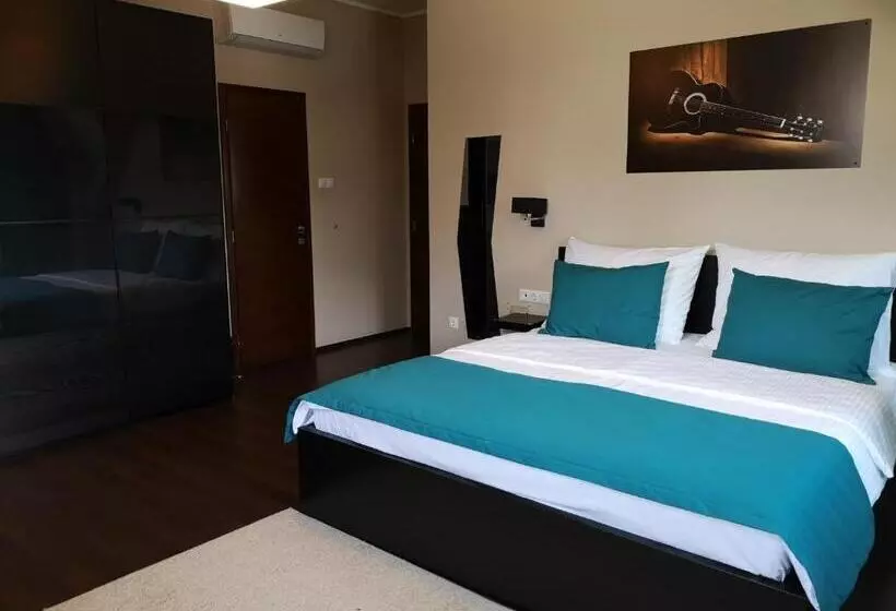 Parton Hotel & Bowling