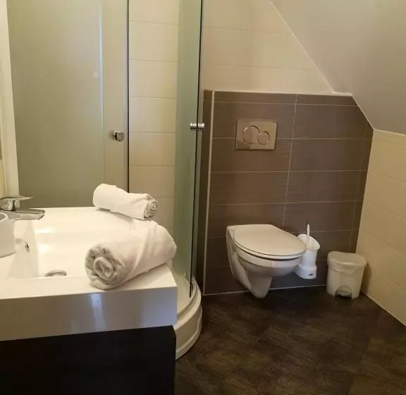 Parton Hotel & Bowling