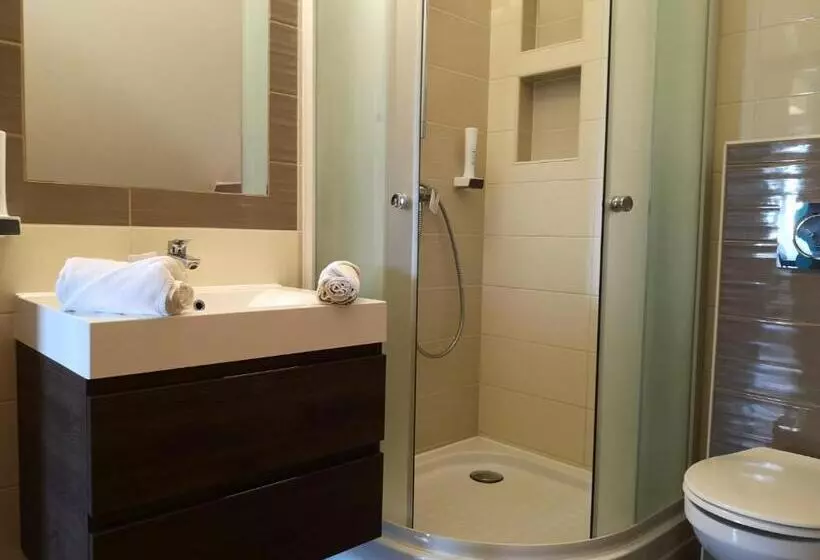 Parton Hotel & Bowling