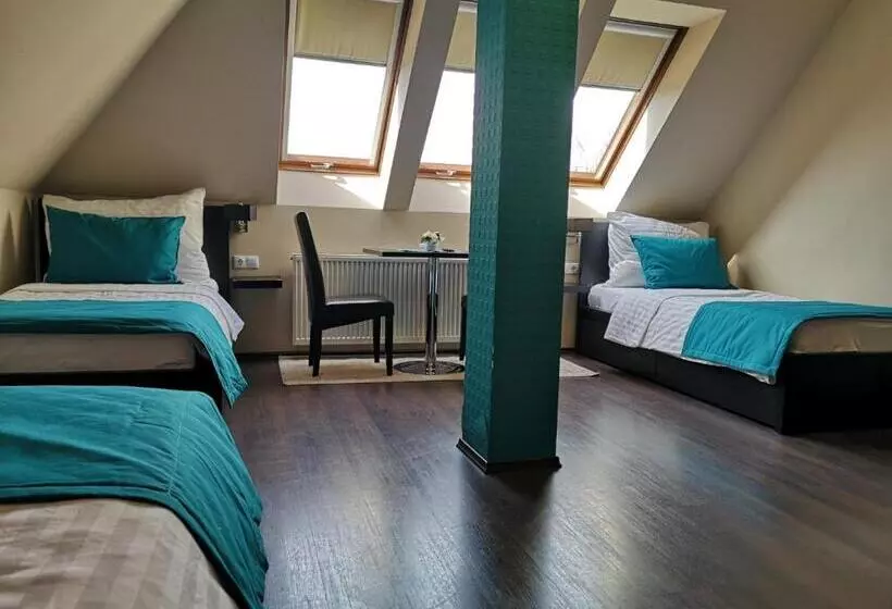 Parton Hotel & Bowling