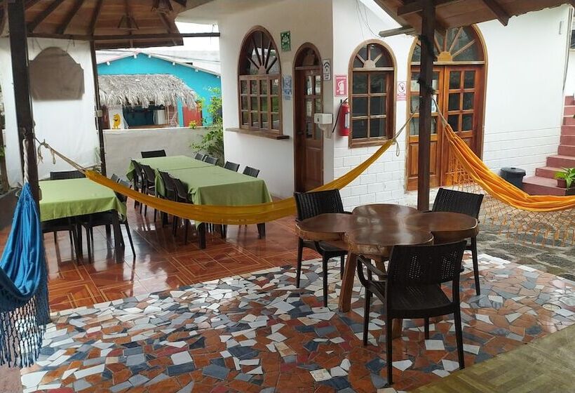 بنسيون Hostal Las Gardenias