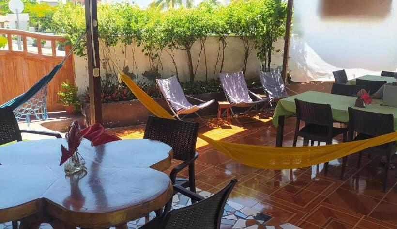 بنسيون Hostal Las Gardenias