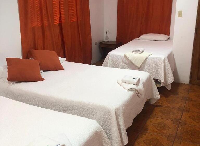 بنسيون Hostal Las Gardenias