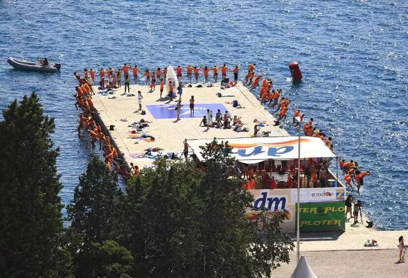 ペンション Main Street Studio And Rooms