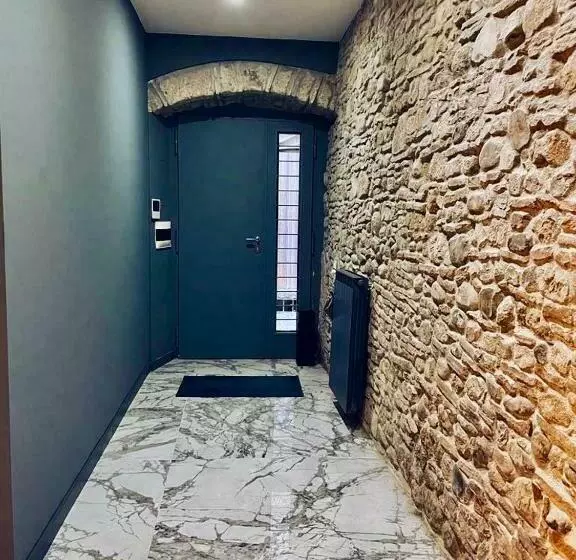 Modern City Center Apartment