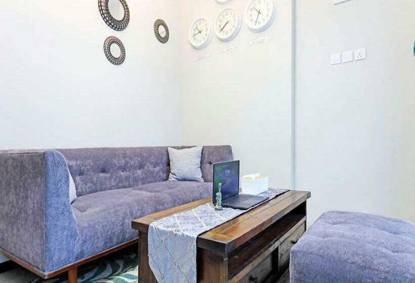 בית מלון כפרי Capital O 91407 Kb Luxury Hostel