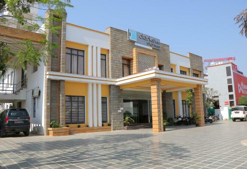 ホテル Clarks Inn Express Bharatpur