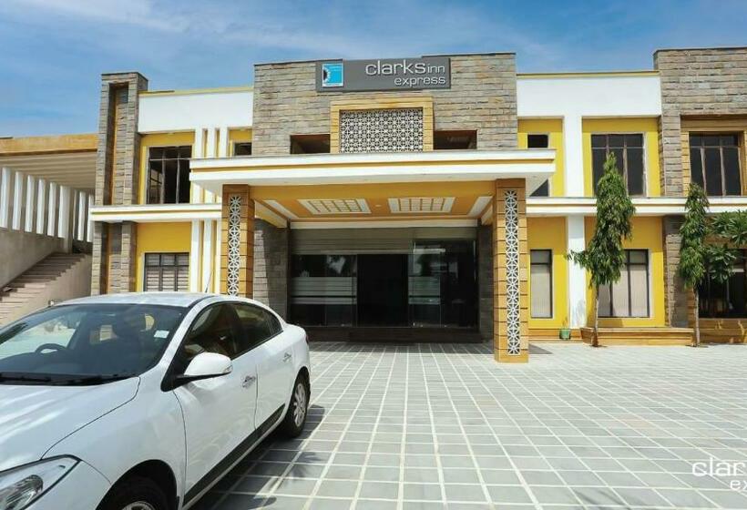ホテル Clarks Inn Express Bharatpur