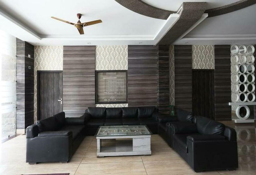 ホテル Clarks Inn Express Bharatpur