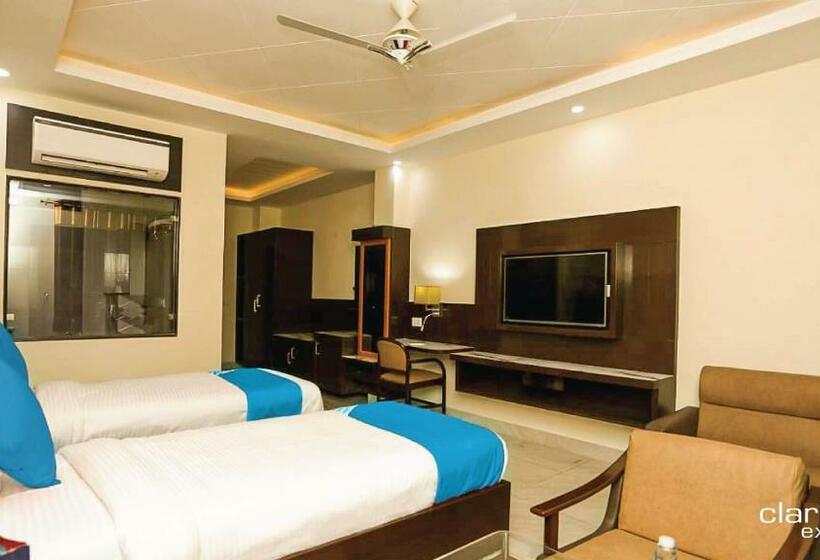 ホテル Clarks Inn Express Bharatpur