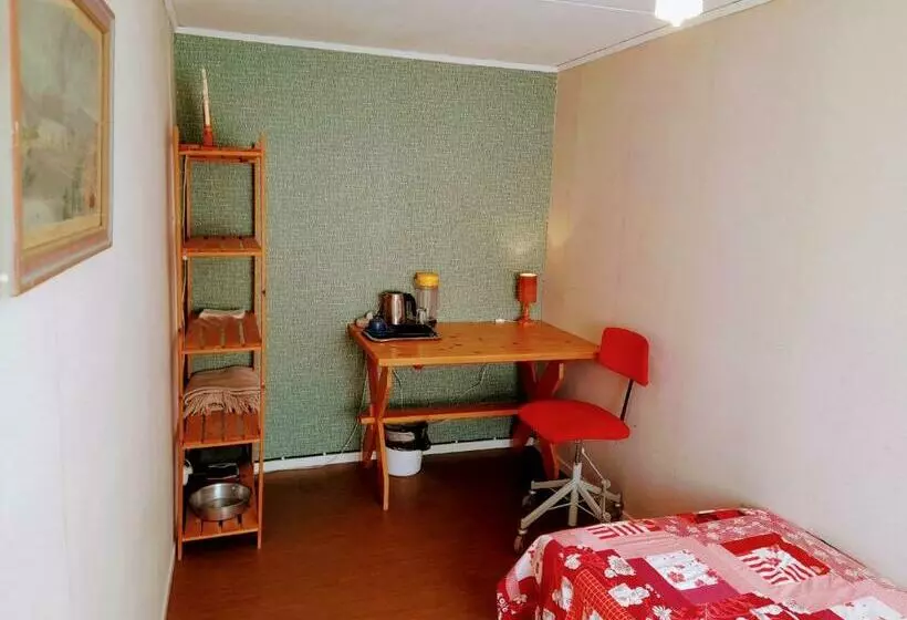 Majatalo Single Bedroom, Outside Toilet, Shower, Kitchen. 120 M From Sandbach