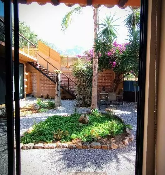 ペンション Acogedora Habitación Con Baño, Jardín. Muy Céntrica