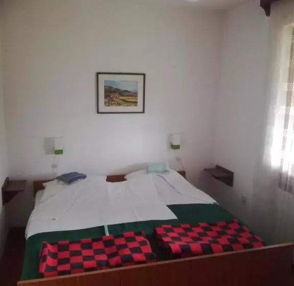 تختخواب و صبحانه Rooms / Sobe šolar Brezje