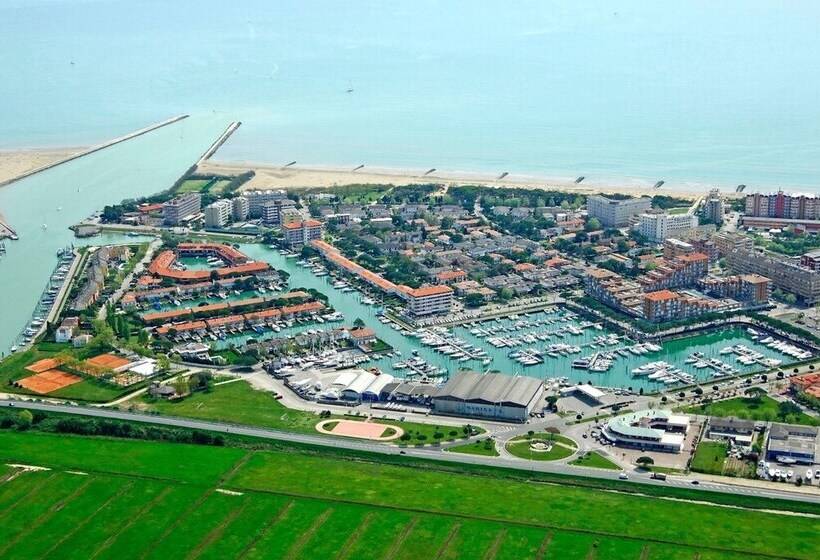 Lovely Flat With Balcony And Shared Swimming Pool