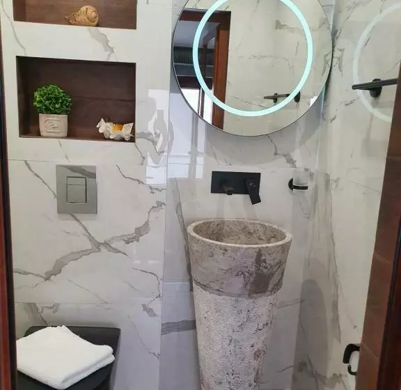 ホテル Kamelia Guest Rooms