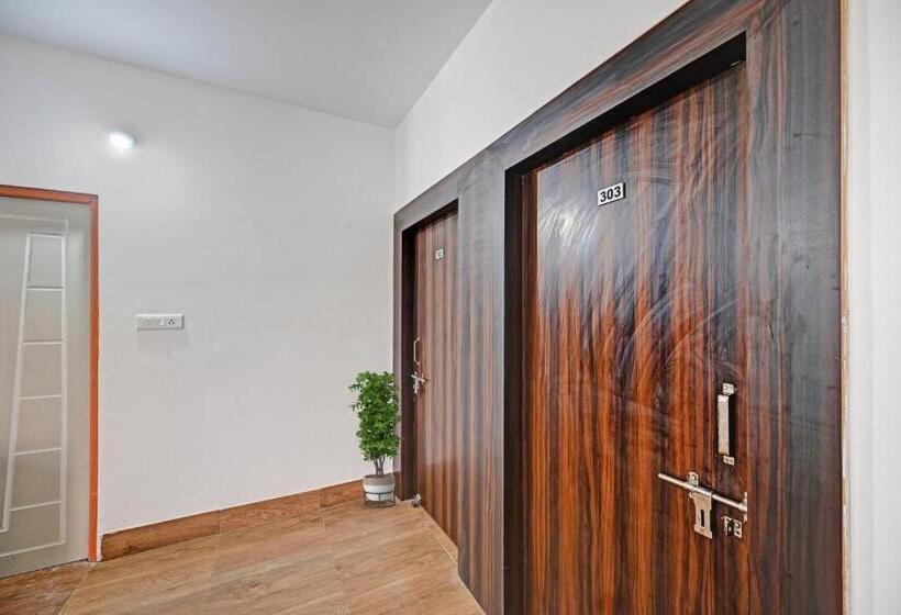 Hotel Capital O 90121 Madison Blue