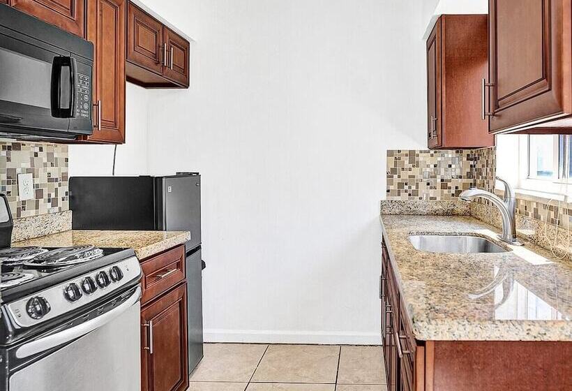 Steps To Sand & Pool, Hollywood Beach Stay