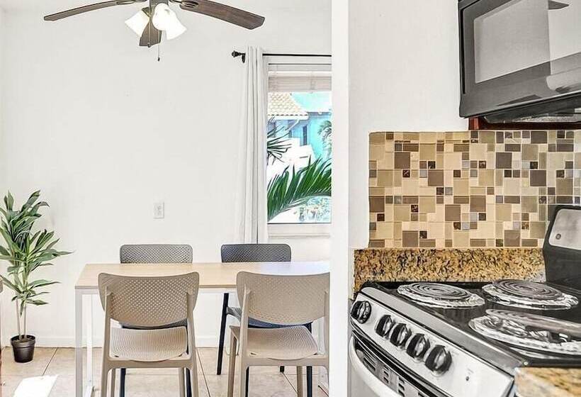 Steps To Sand & Pool, Hollywood Beach Stay