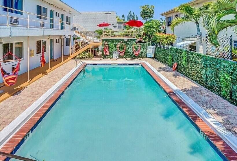 Steps To Sand & Pool, Hollywood Beach Stay