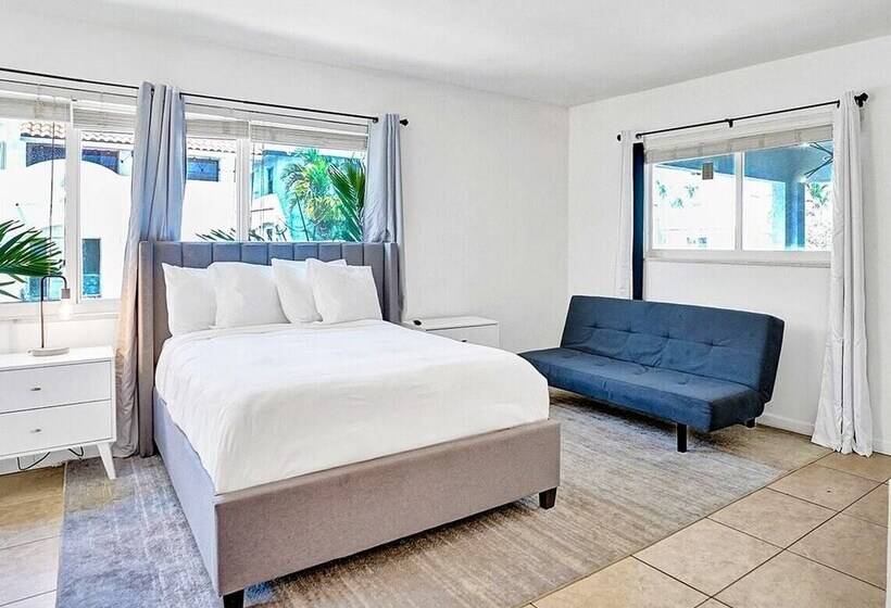 Steps To Sand & Pool, Hollywood Beach Stay