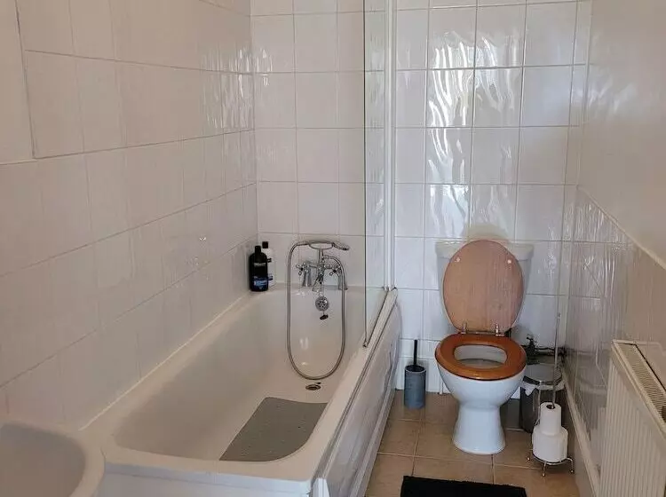 A Sea View Property With A Short Walk To Beach
