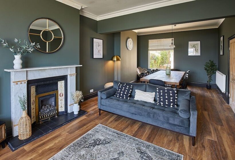 Host & Stay   Raven House